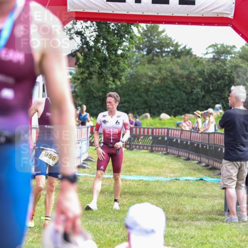 21.06.2026 - 29. Vierlanden-Triathlon Andreas Tolksdorf http://msf.ph/oto/9919595 21.06.2026 12:52:46 Ziel 56, 977 meine-sportfotos.de
