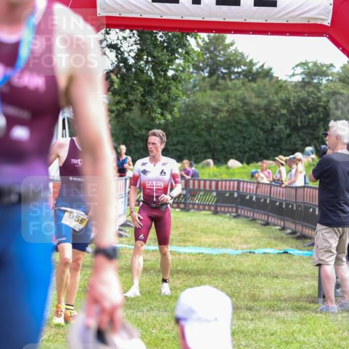 21.06.2026 - 29. Vierlanden-Triathlon Andreas Tolksdorf http://msf.ph/oto/9919597 21.06.2026 12:52:46 Ziel 56, 977 meine-sportfotos.de