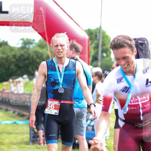 21.06.2026 - 29. Vierlanden-Triathlon Andreas Tolksdorf http://msf.ph/oto/9919609 21.06.2026 12:53:07 Ziel 944, 962 meine-sportfotos.de
