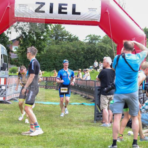 21.06.2026 - 29. Vierlanden-Triathlon Andreas Tolksdorf http://msf.ph/oto/9919631 21.06.2026 12:53:49 Ziel 911, 916, 937, 967, 972 meine-sportfotos.de