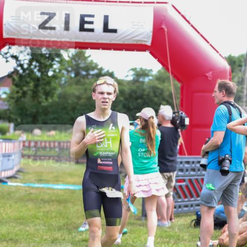21.06.2026 - 29. Vierlanden-Triathlon Andreas Tolksdorf http://msf.ph/oto/9919641 21.06.2026 12:54:00 Ziel 967 meine-sportfotos.de