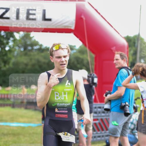 21.06.2026 - 29. Vierlanden-Triathlon Andreas Tolksdorf http://msf.ph/oto/9919643 21.06.2026 12:54:00 Ziel 967 meine-sportfotos.de