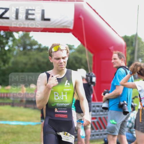 21.06.2026 - 29. Vierlanden-Triathlon Andreas Tolksdorf http://msf.ph/oto/9919644 21.06.2026 12:54:00 Ziel 967 meine-sportfotos.de