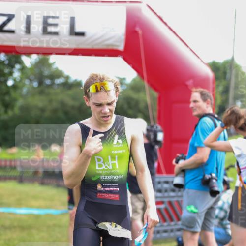 21.06.2026 - 29. Vierlanden-Triathlon Andreas Tolksdorf http://msf.ph/oto/9919645 21.06.2026 12:54:01 Ziel  meine-sportfotos.de
