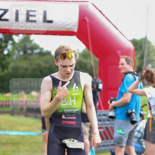 21.06.2026 - 29. Vierlanden-Triathlon Andreas Tolksdorf http://msf.ph/oto/9919646 21.06.2026 12:54:01 Ziel  meine-sportfotos.de