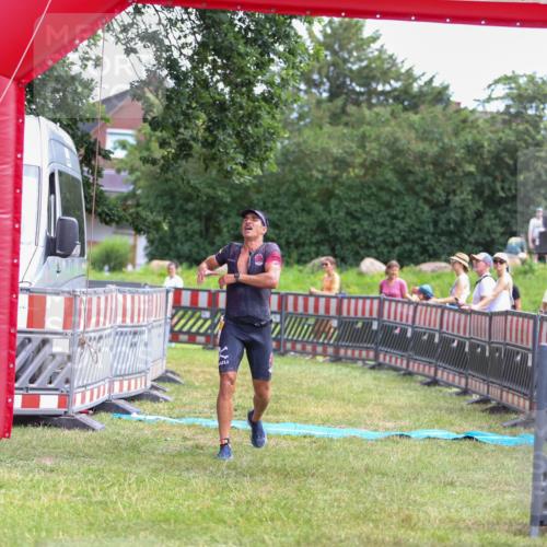 21.06.2026 - 29. Vierlanden-Triathlon Andreas Tolksdorf http://msf.ph/oto/9919649 21.06.2026 12:54:14 Ziel 938 meine-sportfotos.de