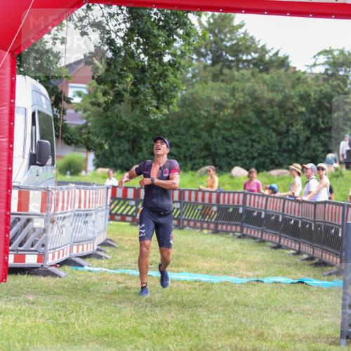 21.06.2026 - 29. Vierlanden-Triathlon Andreas Tolksdorf http://msf.ph/oto/9919650 21.06.2026 12:54:14 Ziel 938 meine-sportfotos.de