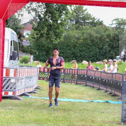 21.06.2026 - 29. Vierlanden-Triathlon Andreas Tolksdorf http://msf.ph/oto/9919651 21.06.2026 12:54:14 Ziel 938 meine-sportfotos.de