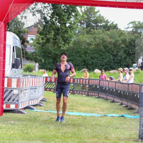 21.06.2026 - 29. Vierlanden-Triathlon Andreas Tolksdorf http://msf.ph/oto/9919652 21.06.2026 12:54:14 Ziel 938 meine-sportfotos.de