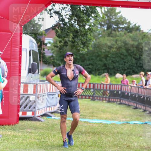 21.06.2026 - 29. Vierlanden-Triathlon Andreas Tolksdorf http://msf.ph/oto/9919662 21.06.2026 12:54:17 Ziel 938 meine-sportfotos.de