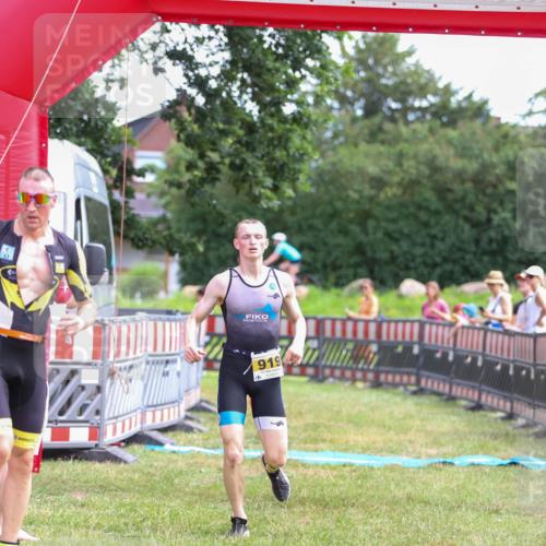 21.06.2026 - 29. Vierlanden-Triathlon Andreas Tolksdorf http://msf.ph/oto/9919671 21.06.2026 12:54:41 Ziel 919, 960 meine-sportfotos.de