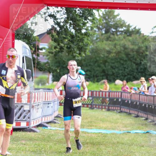 21.06.2026 - 29. Vierlanden-Triathlon Andreas Tolksdorf http://msf.ph/oto/9919672 21.06.2026 12:54:41 Ziel 919, 960 meine-sportfotos.de