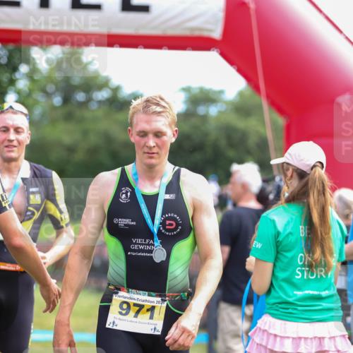 21.06.2026 - 29. Vierlanden-Triathlon Andreas Tolksdorf http://msf.ph/oto/9919673 21.06.2026 12:54:47 Ziel 908, 960 meine-sportfotos.de