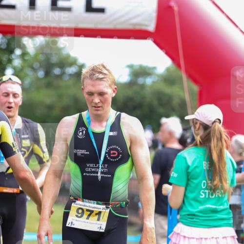 21.06.2026 - 29. Vierlanden-Triathlon Andreas Tolksdorf http://msf.ph/oto/9919675 21.06.2026 12:54:48 Ziel 908 meine-sportfotos.de