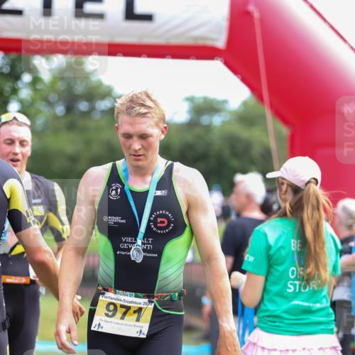 21.06.2026 - 29. Vierlanden-Triathlon Andreas Tolksdorf http://msf.ph/oto/9919676 21.06.2026 12:54:48 Ziel 908 meine-sportfotos.de