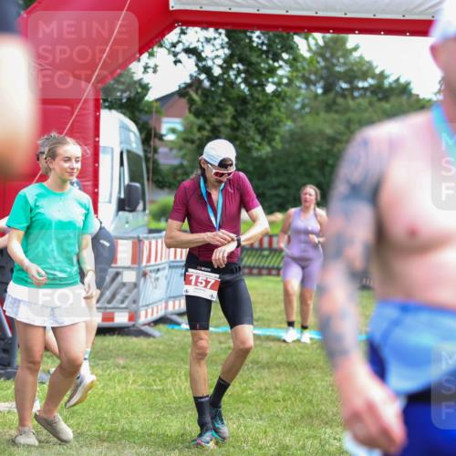 21.06.2026 - 29. Vierlanden-Triathlon Andreas Tolksdorf http://msf.ph/oto/9919709 21.06.2026 12:55:28 Ziel 296 meine-sportfotos.de