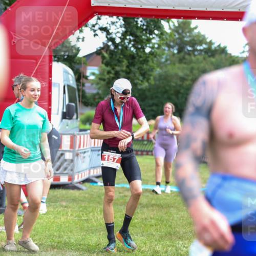 21.06.2026 - 29. Vierlanden-Triathlon Andreas Tolksdorf http://msf.ph/oto/9919710 21.06.2026 12:55:28 Ziel 296 meine-sportfotos.de