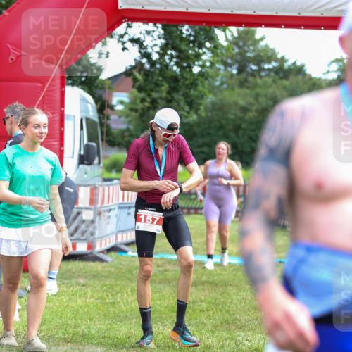 21.06.2026 - 29. Vierlanden-Triathlon Andreas Tolksdorf http://msf.ph/oto/9919711 21.06.2026 12:55:28 Ziel 296 meine-sportfotos.de
