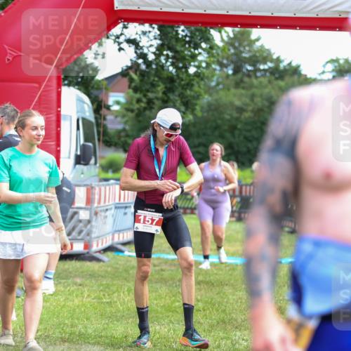 21.06.2026 - 29. Vierlanden-Triathlon Andreas Tolksdorf http://msf.ph/oto/9919712 21.06.2026 12:55:28 Ziel 296 meine-sportfotos.de