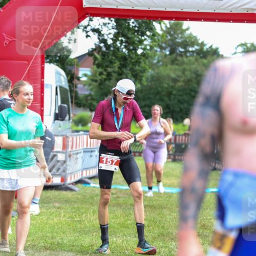 21.06.2026 - 29. Vierlanden-Triathlon Andreas Tolksdorf http://msf.ph/oto/9919713 21.06.2026 12:55:28 Ziel 296 meine-sportfotos.de