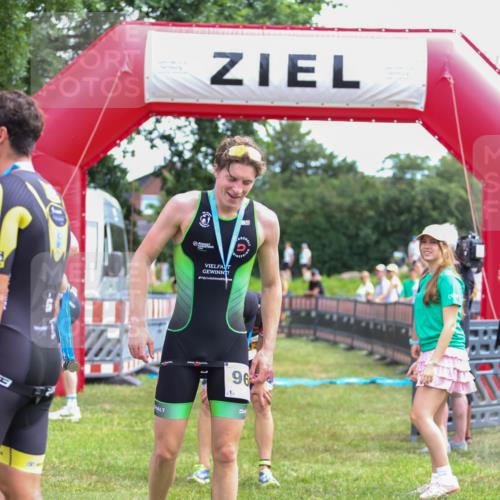 21.06.2026 - 29. Vierlanden-Triathlon Andreas Tolksdorf http://msf.ph/oto/9919732 21.06.2026 12:55:49 Ziel 818 meine-sportfotos.de