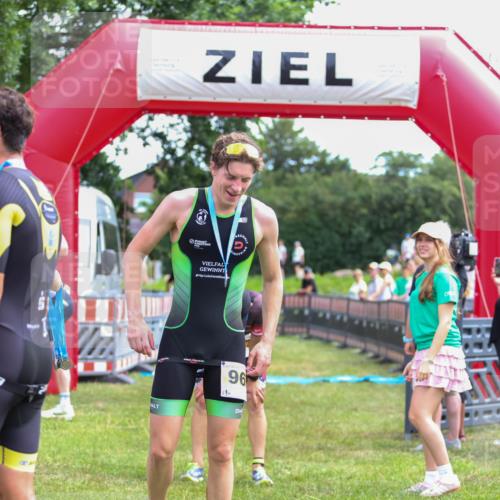 21.06.2026 - 29. Vierlanden-Triathlon Andreas Tolksdorf http://msf.ph/oto/9919733 21.06.2026 12:55:49 Ziel 818 meine-sportfotos.de