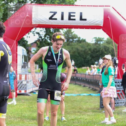 21.06.2026 - 29. Vierlanden-Triathlon Andreas Tolksdorf http://msf.ph/oto/9919734 21.06.2026 12:55:49 Ziel 818 meine-sportfotos.de