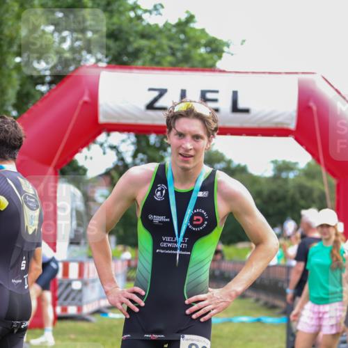 21.06.2026 - 29. Vierlanden-Triathlon Andreas Tolksdorf http://msf.ph/oto/9919736 21.06.2026 12:55:51 Ziel 818, 928 meine-sportfotos.de
