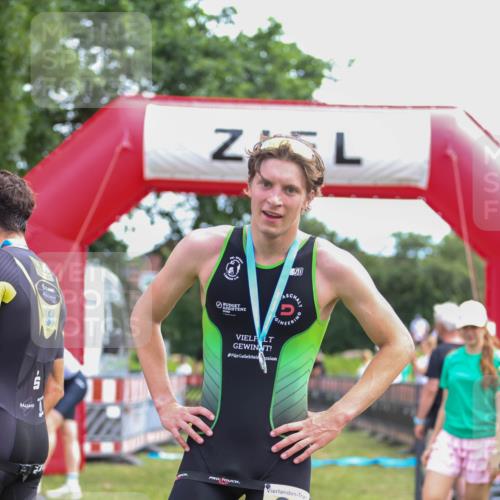 21.06.2026 - 29. Vierlanden-Triathlon Andreas Tolksdorf http://msf.ph/oto/9919737 21.06.2026 12:55:51 Ziel 818, 928 meine-sportfotos.de