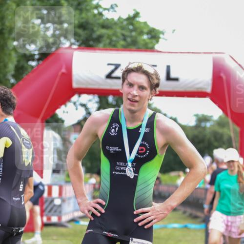 21.06.2026 - 29. Vierlanden-Triathlon Andreas Tolksdorf http://msf.ph/oto/9919738 21.06.2026 12:55:52 Ziel 818, 928 meine-sportfotos.de