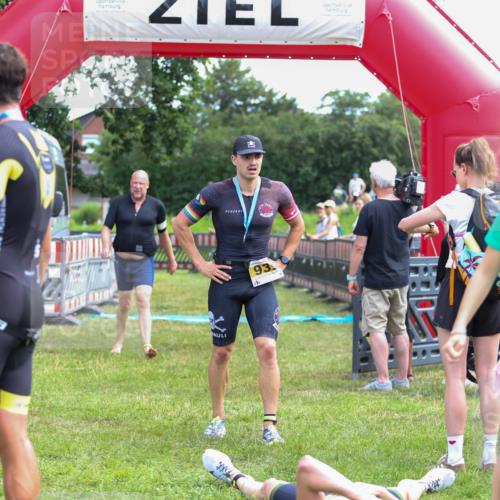21.06.2026 - 29. Vierlanden-Triathlon Andreas Tolksdorf http://msf.ph/oto/9919740 21.06.2026 12:55:55 Ziel 818, 928 meine-sportfotos.de