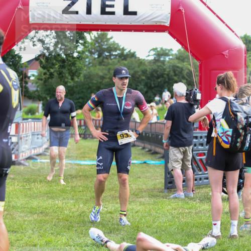 21.06.2026 - 29. Vierlanden-Triathlon Andreas Tolksdorf http://msf.ph/oto/9919745 21.06.2026 12:55:55 Ziel 818, 928 meine-sportfotos.de