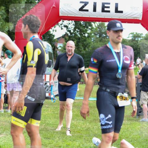 21.06.2026 - 29. Vierlanden-Triathlon Andreas Tolksdorf http://msf.ph/oto/9919747 21.06.2026 12:55:59 Ziel 928 meine-sportfotos.de