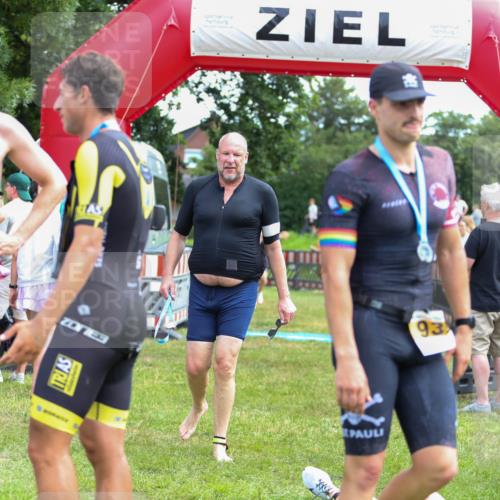 21.06.2026 - 29. Vierlanden-Triathlon Andreas Tolksdorf http://msf.ph/oto/9919749 21.06.2026 12:55:59 Ziel 928 meine-sportfotos.de
