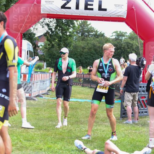 21.06.2026 - 29. Vierlanden-Triathlon Andreas Tolksdorf http://msf.ph/oto/9919756 21.06.2026 12:56:05 Ziel 928 meine-sportfotos.de