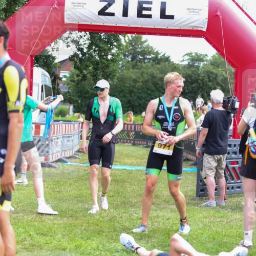21.06.2026 - 29. Vierlanden-Triathlon Andreas Tolksdorf http://msf.ph/oto/9919757 21.06.2026 12:56:05 Ziel 928 meine-sportfotos.de