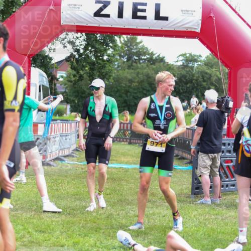 21.06.2026 - 29. Vierlanden-Triathlon Andreas Tolksdorf http://msf.ph/oto/9919758 21.06.2026 12:56:05 Ziel 928 meine-sportfotos.de