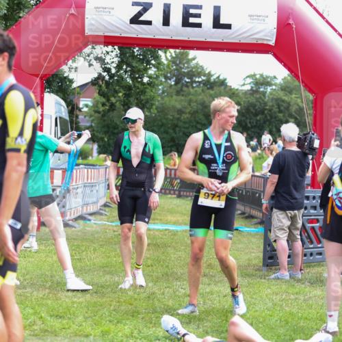 21.06.2026 - 29. Vierlanden-Triathlon Andreas Tolksdorf http://msf.ph/oto/9919759 21.06.2026 12:56:05 Ziel 928 meine-sportfotos.de