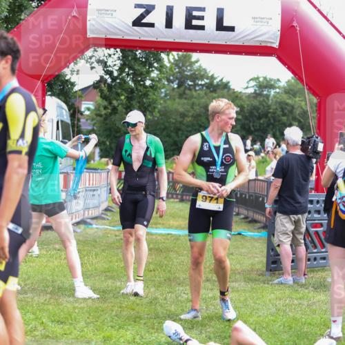 21.06.2026 - 29. Vierlanden-Triathlon Andreas Tolksdorf http://msf.ph/oto/9919760 21.06.2026 12:56:05 Ziel 928 meine-sportfotos.de