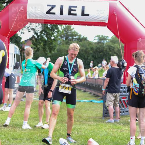21.06.2026 - 29. Vierlanden-Triathlon Andreas Tolksdorf http://msf.ph/oto/9919761 21.06.2026 12:56:06 Ziel 928 meine-sportfotos.de