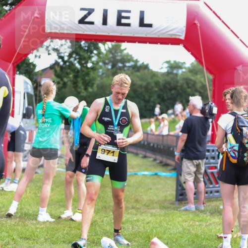 21.06.2026 - 29. Vierlanden-Triathlon Andreas Tolksdorf http://msf.ph/oto/9919762 21.06.2026 12:56:06 Ziel 928 meine-sportfotos.de