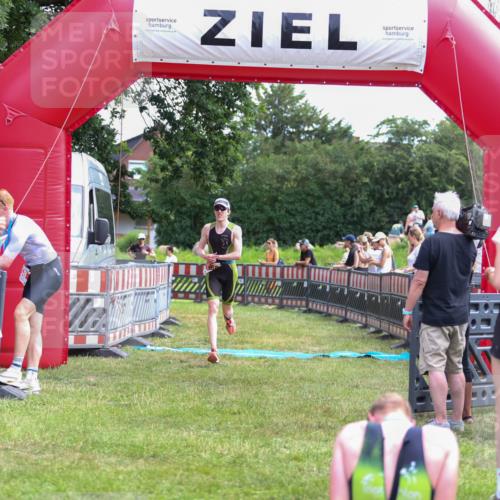 21.06.2026 - 29. Vierlanden-Triathlon Andreas Tolksdorf http://msf.ph/oto/9919765 21.06.2026 12:56:33 Ziel 940, 952, 968 meine-sportfotos.de