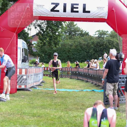 21.06.2026 - 29. Vierlanden-Triathlon Andreas Tolksdorf http://msf.ph/oto/9919766 21.06.2026 12:56:33 Ziel 940, 952, 968 meine-sportfotos.de
