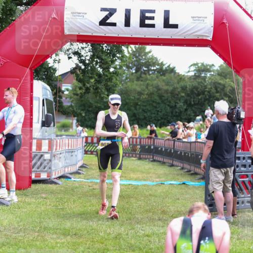 21.06.2026 - 29. Vierlanden-Triathlon Andreas Tolksdorf http://msf.ph/oto/9919771 21.06.2026 12:56:35 Ziel 940, 952, 968 meine-sportfotos.de