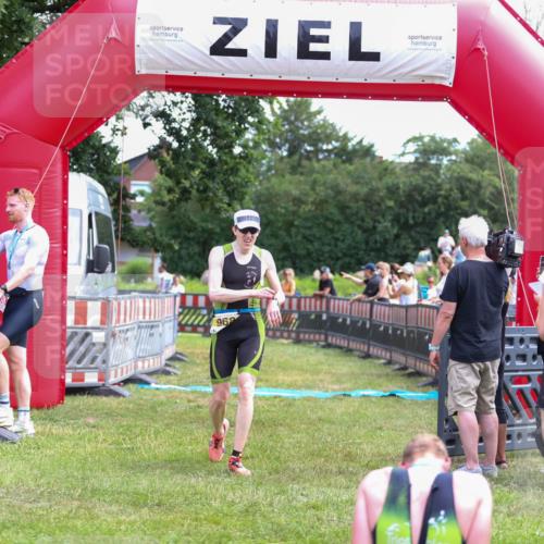 21.06.2026 - 29. Vierlanden-Triathlon Andreas Tolksdorf http://msf.ph/oto/9919773 21.06.2026 12:56:35 Ziel 940, 952, 968 meine-sportfotos.de