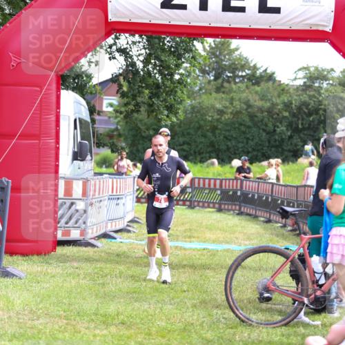 21.06.2026 - 29. Vierlanden-Triathlon Andreas Tolksdorf http://msf.ph/oto/9919827 21.06.2026 12:57:47 Ziel 78, 106, 706, 945 meine-sportfotos.de