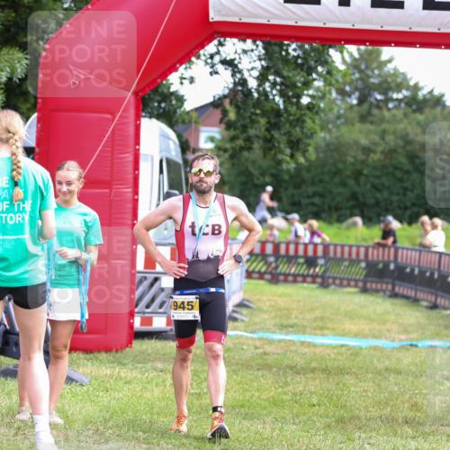 21.06.2026 - 29. Vierlanden-Triathlon Andreas Tolksdorf http://msf.ph/oto/9919842 21.06.2026 12:58:03 Ziel  meine-sportfotos.de
