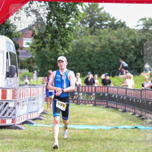 21.06.2026 - 29. Vierlanden-Triathlon Andreas Tolksdorf http://msf.ph/oto/9919852 21.06.2026 12:58:26 Ziel 907, 932 meine-sportfotos.de