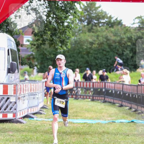 21.06.2026 - 29. Vierlanden-Triathlon Andreas Tolksdorf http://msf.ph/oto/9919853 21.06.2026 12:58:26 Ziel 907, 932 meine-sportfotos.de