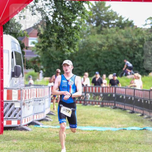 21.06.2026 - 29. Vierlanden-Triathlon Andreas Tolksdorf http://msf.ph/oto/9919854 21.06.2026 12:58:26 Ziel 907, 932 meine-sportfotos.de
